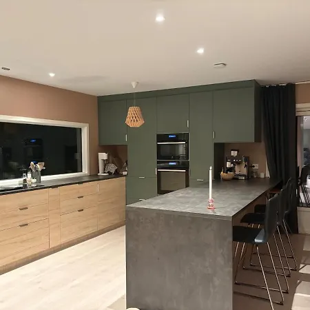 Spacious Detached House With Garden Perfect For Wed &