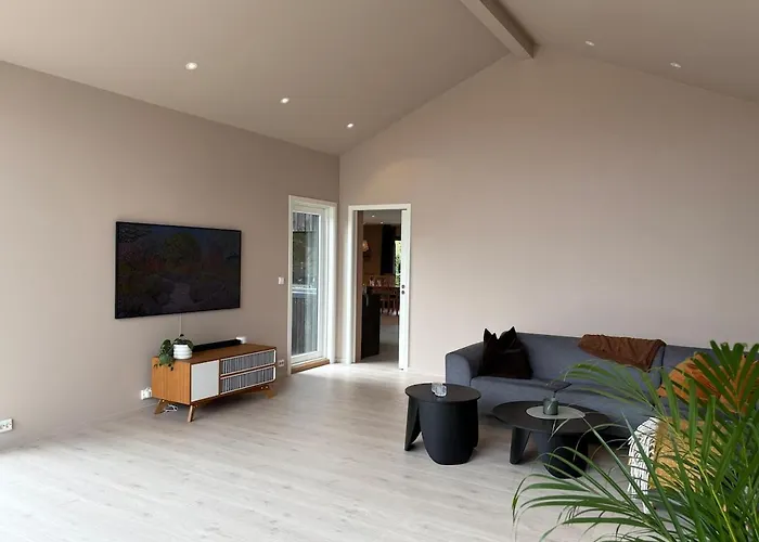 Spacious Detached House With Garden Perfect For Wed &