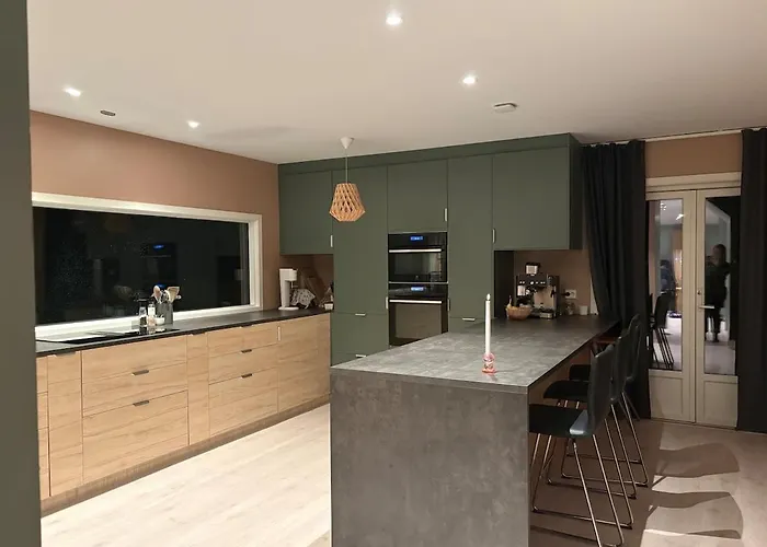 Spacious Detached House With Garden Perfect For Wed &